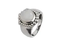 Anillo de plata 925 con piedra de la luna redonda engarzada en un diseño cuadrado con detalles de pequeñas esferas.