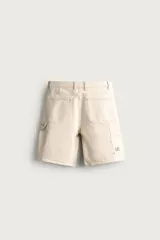 Bermuda relaxed fit color marrón con efecto lavado, cinco bolsillos, bolsillos frontales de carpintero y cierre frontal con cremallera y botón.