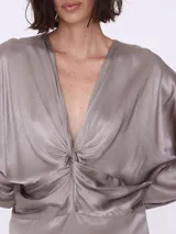 Remera color visón con escote en V cruzado y mangas largas.