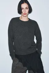 Jersey de cuello redondo y manga larga, confeccionado en hilatura de cashmere 100% con acabados en rib.