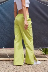 Pantalón semi oxford color verde lima, confeccionado en poplín 100% algodón, con cintura elastizada ancha, bolsillos delanteros, tiro medio y tajo en los laterales externos.