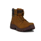 Bota acordonada color marrón con suela marrón oscuro y cuello acolchado negro.