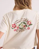 Remera corta de corte boxy en color blanco vintage, con mangas cortas, cuello redondo y un bolsillo aplicado en el pecho que cuenta con un pequeño estampado floral y de serpiente.