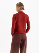 Sweater de cuello media polera y mangas largas, confeccionado en tejido liviano con trama en relieve tono sobre tono.