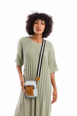 Bandolera pequeña de cuero sintético tricolor: celeste, blanco y marrón. Tiene correa larga regulable de tela con rayas negras y blancas.