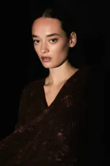 Sweater marrón oscuro con teñido batik, escote en V y corte oversized.