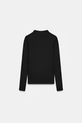 Camiseta de manga larga con cuello subido, de corte regular y largo estándar.