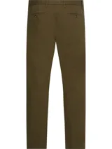 Pantalón chino color verde oliva, de corte recto, con bolsillos laterales y traseros.