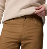 Pantalón de corte recto y estilo casual, confeccionado en tela resistente de color marrón, con cierre frontal y bolsillos laterales.