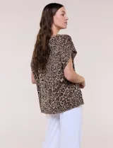 Blusa de punto fino de acrílico con hilos de lúrex metalizado, diseño estampado de leopardo y silueta amplia de manga corta.