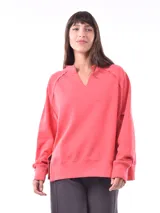 Buzo celeste de corte holgado con escote en V y mangas largas.