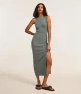 Vestido midi de rib de algodón color verde grisáceo, sin mangas, con cuello redondo, textura acanalada y recorte abierto en la espalda. Presenta un efecto marmolizado.