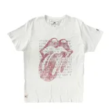 Remera blanca de manga corta con cuello redondo y estampado frontal de la icónica lengua de The Rolling Stones compuesta por letras.