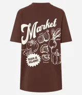 Remera marrón de algodón y poliéster, con cuello redondo y mangas cortas. Estampa en la espalda con la palabra "Market" y dibujo de vegetales.