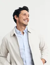 Campera azul oscuro con cierre frontal, cuello clásico y bolsillos laterales.