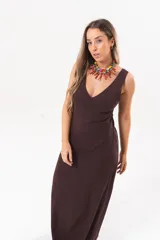 Vestido largo sin mangas, color marrón chocolate, con escote en V pronunciado y corte recto.