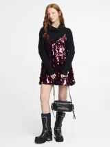 Vestido corto de lentejuelas color rojo y fucsia, con tirantes finos.