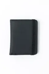 Billetera compacta de color negro con cierre mediante banda elástica vertical.