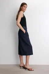 Body negro de escote cuadrado y tirantes anchos, con cierre de broches en la parte inferior.