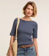 Blusa de punto acanalado en color verde oscuro, con escote bote y mangas cortas. Presenta un diseño ajustado al cuerpo y tejido de textura uniforme.