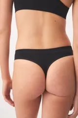 Bombacha colaless seamless de color blanco, confeccionada en tejido elástico sin costuras con sutil detalle de logo impreso en el lateral.