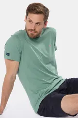 Remera básica de algodón color azul marino, de manga corta, con cuello redondo y logo bordado en el frente.