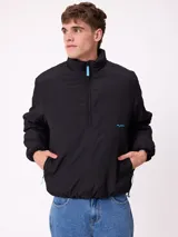 Canguro de media cremallera Rusty, confeccionado en tejido ripstop con interior de polar. Presenta cuello alto, puños elásticos, bolsillos laterales y logo bordado en color azul en el pecho.