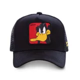 Gorra tipo trucker color negro con panel frontal de algodón y parte trasera de malla. Presenta un parche cuadrado bordado en el frente con la imagen del Pato Lucas y el nombre Daffy.