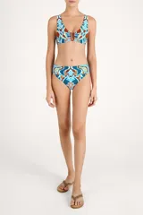 Calzón de bikini tiro alto con faja ancha, con un estampado multicolor de inspiración paisley en tonos turquesa, terracota, blanco y mostaza.