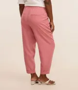 Pantalón de sastrería modelo carrot, color rosado, con corte holgado en la cadera que se afina hacia el tobillo. Presenta cintura alta, bolsillos laterales y terminación con dobladillo en el bajo.