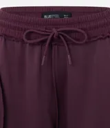 Pantalón de corte recto con cintura elástica y lazo de ajuste frontal. Confeccionado en tejido modal con caída fluida y estructura cómoda.