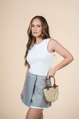 Short pollera de diseño cruzado con estampado de rayas finas verticales. Presenta un corte recto y un borde inferior en color blanco que resalta su silueta.