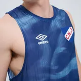 Musculosa deportiva Umbro del Club Nacional de Football, en tonos rojo y burdeos con estampado abstracto. Incluye el logo de Umbro en el pecho derecho y el escudo del club en el izquierdo.