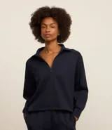 Campera deportiva azul marino de microfibra pesada, con cuello alto plegable, cierre frontal con cremallera, puños ajustados y sin estampa.