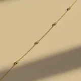 Pulsera de cadena fina en oro 9k, con pequeñas circonias engastadas a lo largo de la misma.