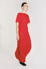Top de punto liso color rojo, con cuello barco y mangas cortas de diseño amplio.
