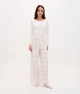 Pantalón de pijama Lov de corte holgado, confeccionado en franela con estampado de cuadros. Presenta cintura elástica y detalle de botones decorativos en la parte frontal.