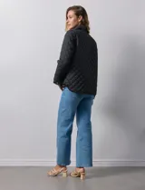 Campera capitoneada color beige, marca Weatherproof, con cuello con solapa, abertura central con botones metálicos, bolsillos delanteros y forro interno a tono.