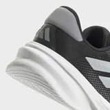 Championes de running Adidas Supernova Stride 2, color negro con tres franjas plateadas en el lateral y detalles grises en el talón. Cuentan con una mediasuela gruesa blanca con tecnología Dreamstrike+ y suela Adiwear.