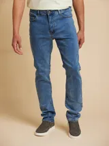 Pantalón de jean de corte recto, color celeste, con bolsillos delanteros y traseros.