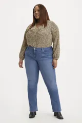 Jean de tiro medio color azul, de corte recto y calce modelador.