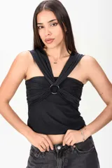 Top negro con escote off-shoulder, diseño cruzado con frunces en el frente y detalle de anilla metálica central.