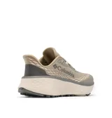 Championes de trail running Columbia modelo Konos Trillium ATR, color beige con detalles en gris oscuro. Presentan una suela con tacos de alta tracción, entresuela de espuma Techlite+ para amortiguación reactiva y sistema Navic Fit para mayor estabilidad.