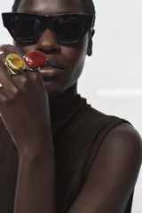 Pack de dos maxi anillos metálicos con aplicación de piedra a color en diferentes formas y tamaños. Incluye un anillo con piedra verde y otro con piedra roja.