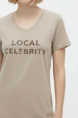 Remera negra de algodón, con cuello en V, mangas cortas, corte al cuerpo y estampa frontal con la frase "Emotionally Unavailable" en letras rosadas.