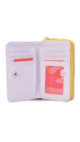 Billetera mediana de diseño rectangular, color negro con bordes en tono suela. Cuenta con cierre perimetral metálico y logo de la marca estampado en el frente.