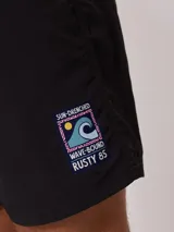 Short de baño color azul, con cintura elástica y cordón ajustable. Presenta un parche pequeño con logo en la parte inferior de la pierna.