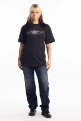 Remera de corte holgado color negro, con estampa frontal de una mariposa con detalles tribales y llamas en tonos grises.