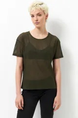 Top negro semitransparente brillante de microtul, con mangas cortas y cuello redondo.