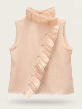 Blusa sin mangas de diseño asimétrico con estampa de cuadros vichy en tono salmón y blanco, cuello alto con volados y detalles de encaje en bordes.